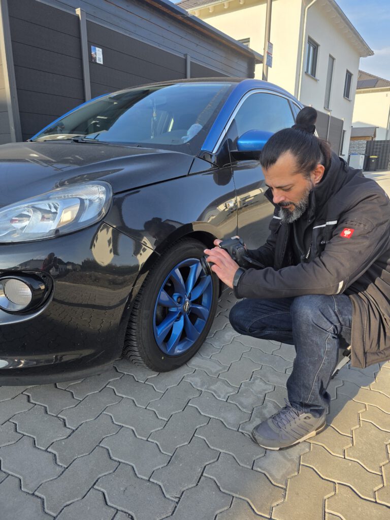 Kfz-Sachverständiger erstellt ein Gutachten für ein Fahrzeug in Bochum
